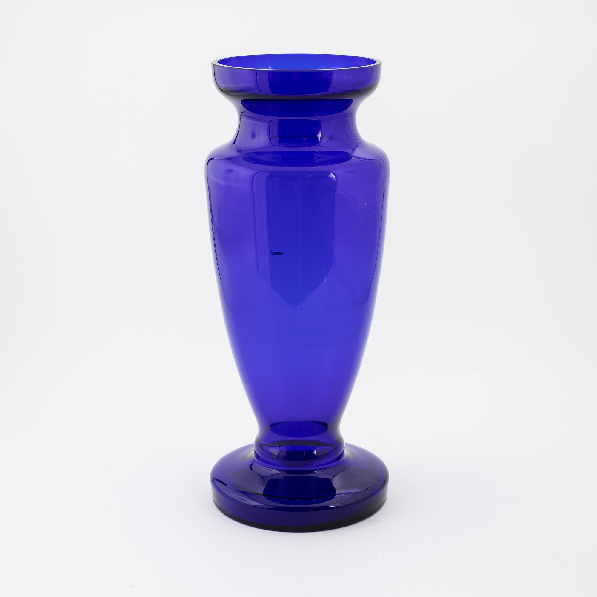 Praktvas, glas, 1900-tal.