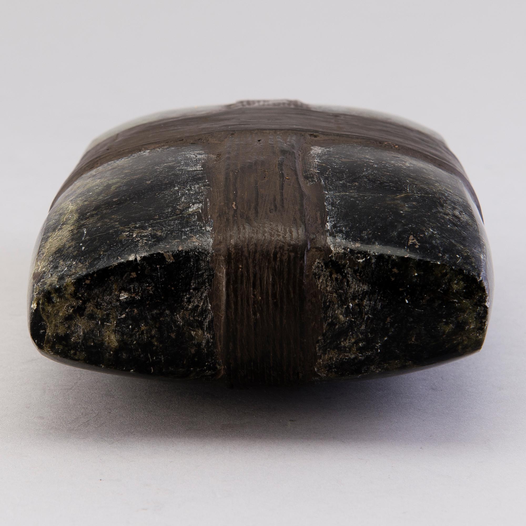 MINNA TUOMINEN, kiviveistos, signeerattu ja päivätty -11.