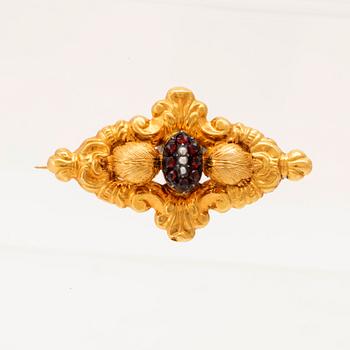 Brosch 18K guld med pärlor och granater 1846.