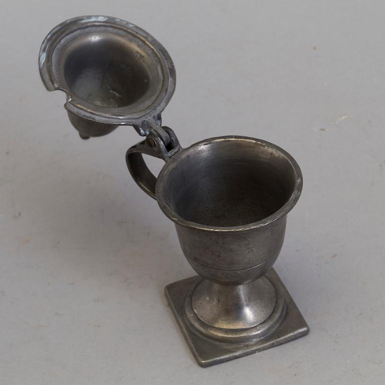 AN 18TH CENTURY PEWTER MUSTARD POT.