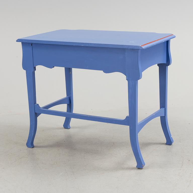 AN ART NOVEAU WRITING DESK.