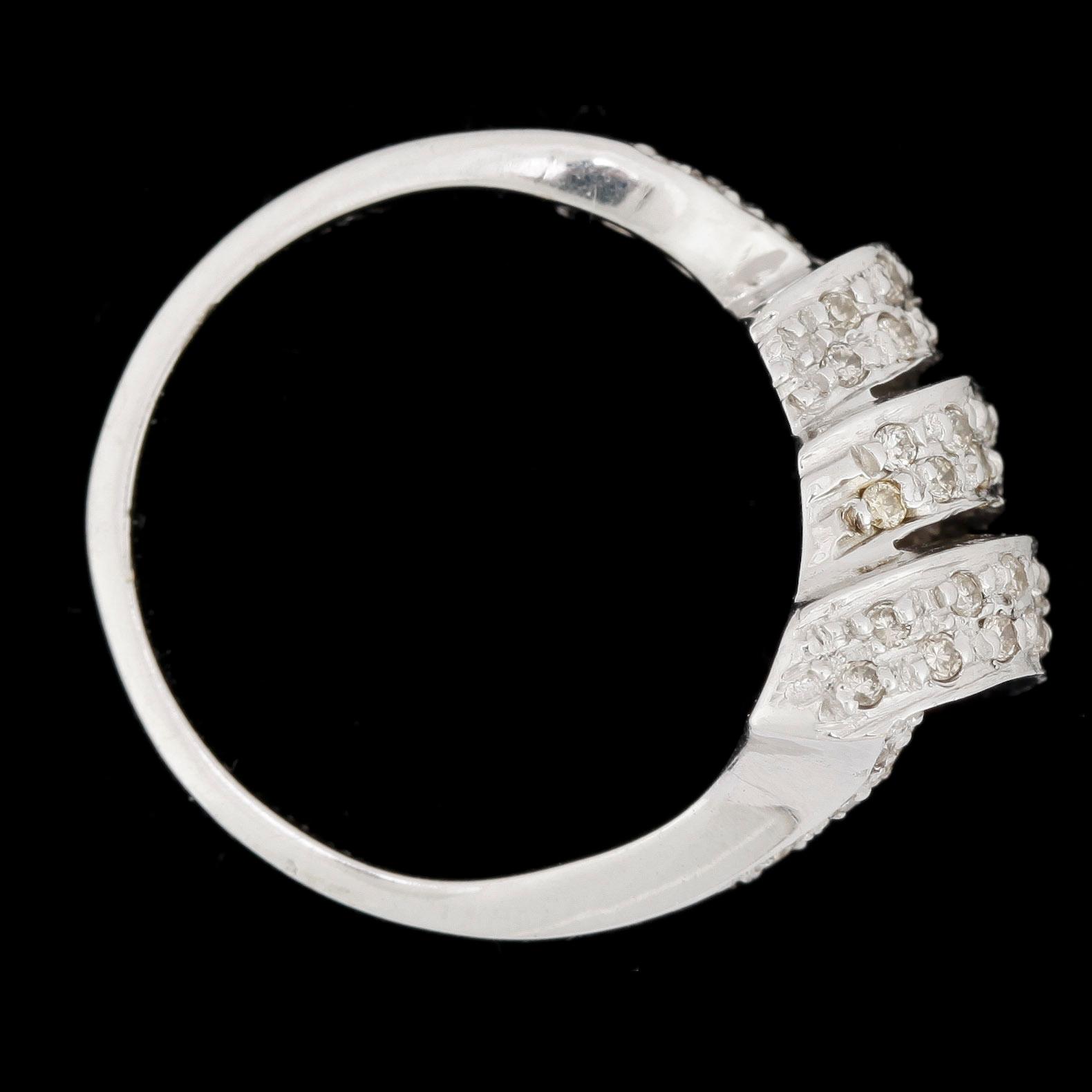 RING, 18k vitguld med briljantslipade diamanter tot ca0,40ct. Vikt 6,4g.