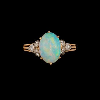 RING, 18k guld, cabochonslipad genuin opal och 6 åttkantslipade diamanter, Hallbergs, Stockholm, 1959. Vikt 4 g.