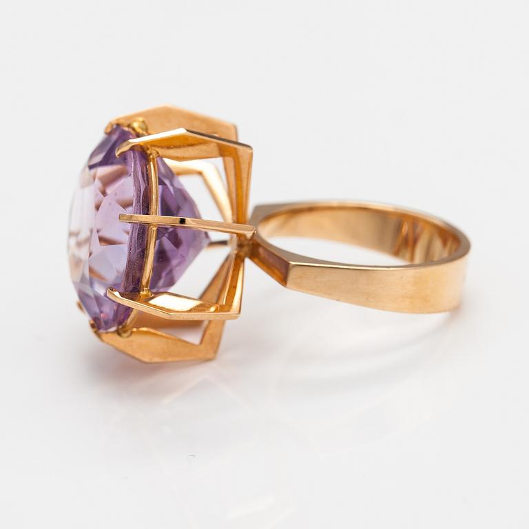 Elis Kauppi, A 14K gold and amethyst ring. Kupittaan kulta, Turku.