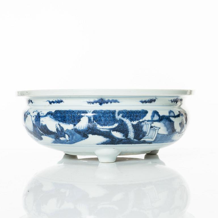 A blue and white censer, 17th/18th Century.