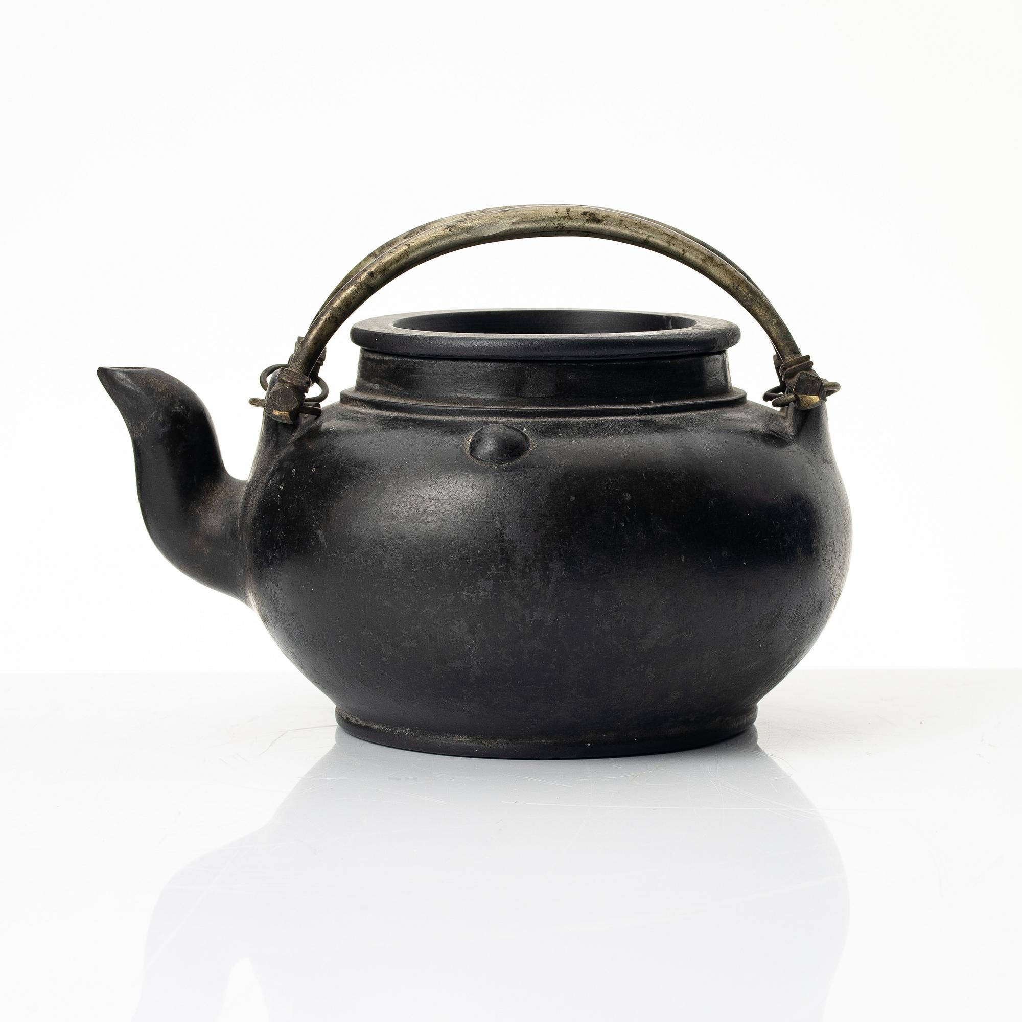 A dark yixing teapot, late Qing dynasty / early 20th century.