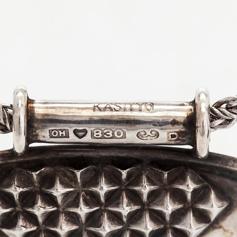 Saara Hopea, hänge i form av hjärta. Ossian Hopea, Borgå.