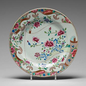 821. A famille rose dish, Qing dynasty, Qianlong (1736-95).