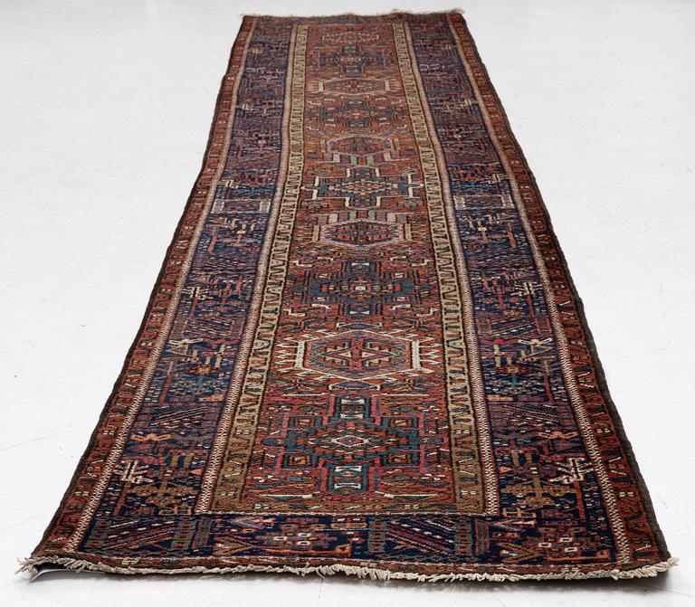 Gallerimatta, semiantik Karadja, ca 427 x 88 cm.