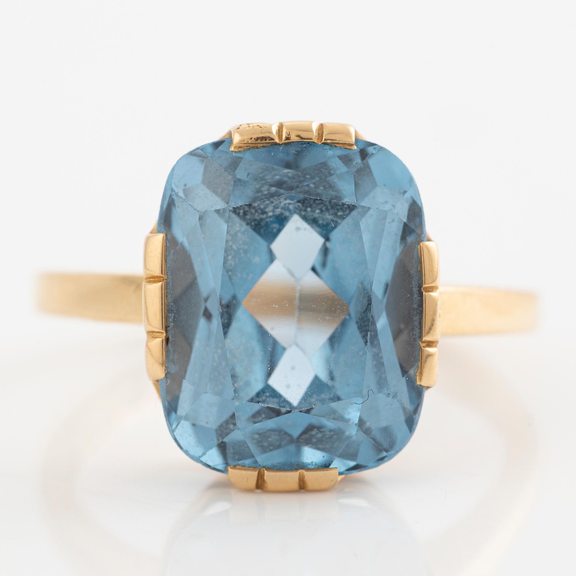 Ring 18K gold with blue stone.