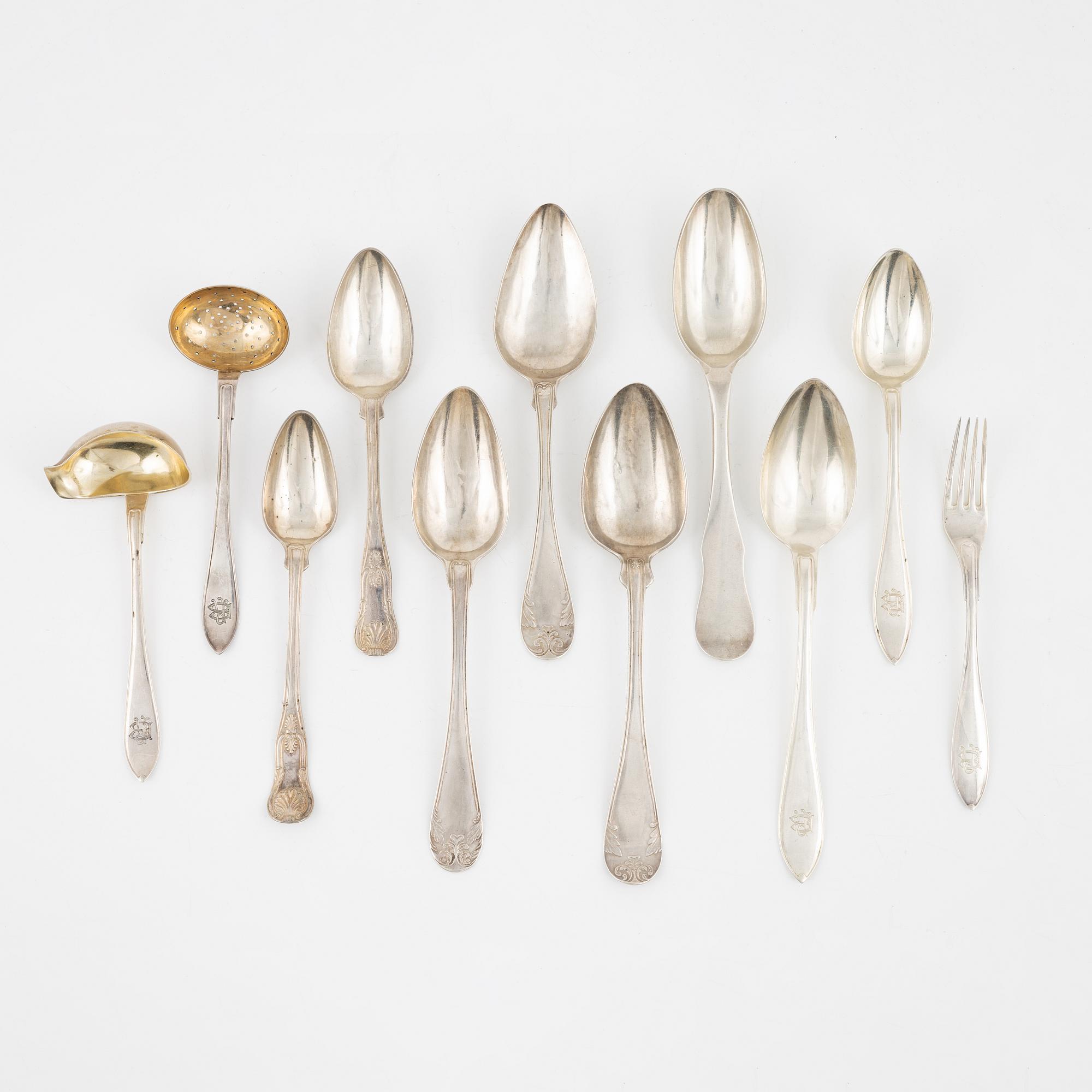 Besticksuppsättning, 32 delar, silver, modell svensk spetsig, bl a GAB Stockholm 1920, samt 6 äldre skedar.