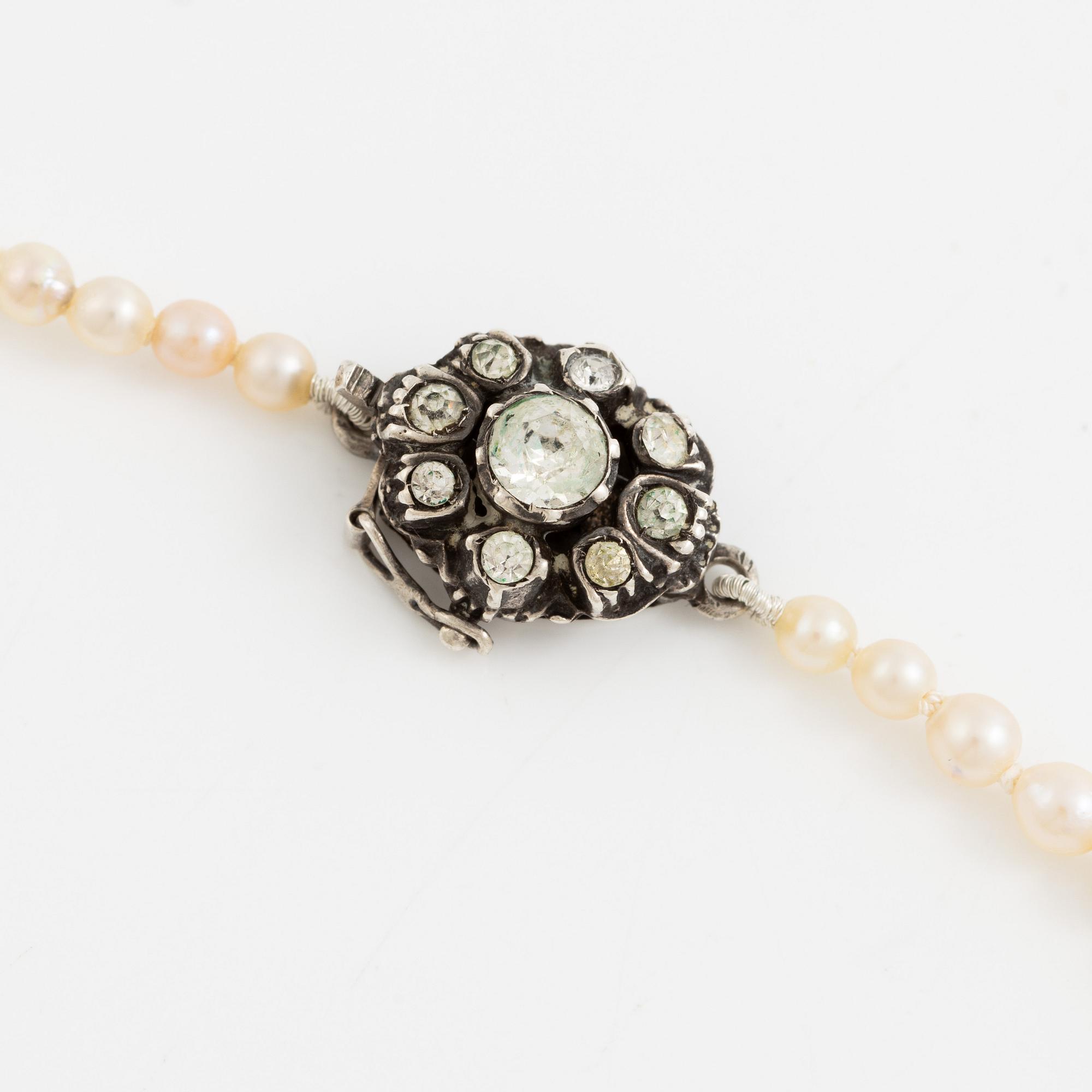Collier odlade pärlor lås silver med paste.
