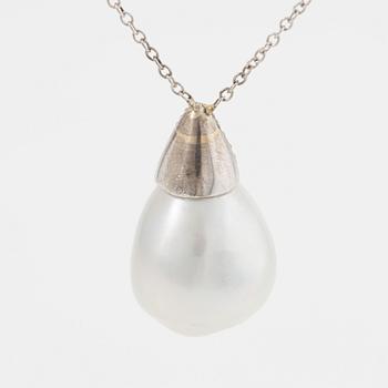 Necklace in platinum with a drop-shaped cultured pearl and brilliant-cut diamonds.