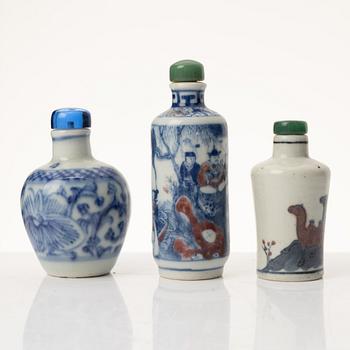 A group of seven Chinese porcelain snuff bottles, late Qing dynasty and 20th century.