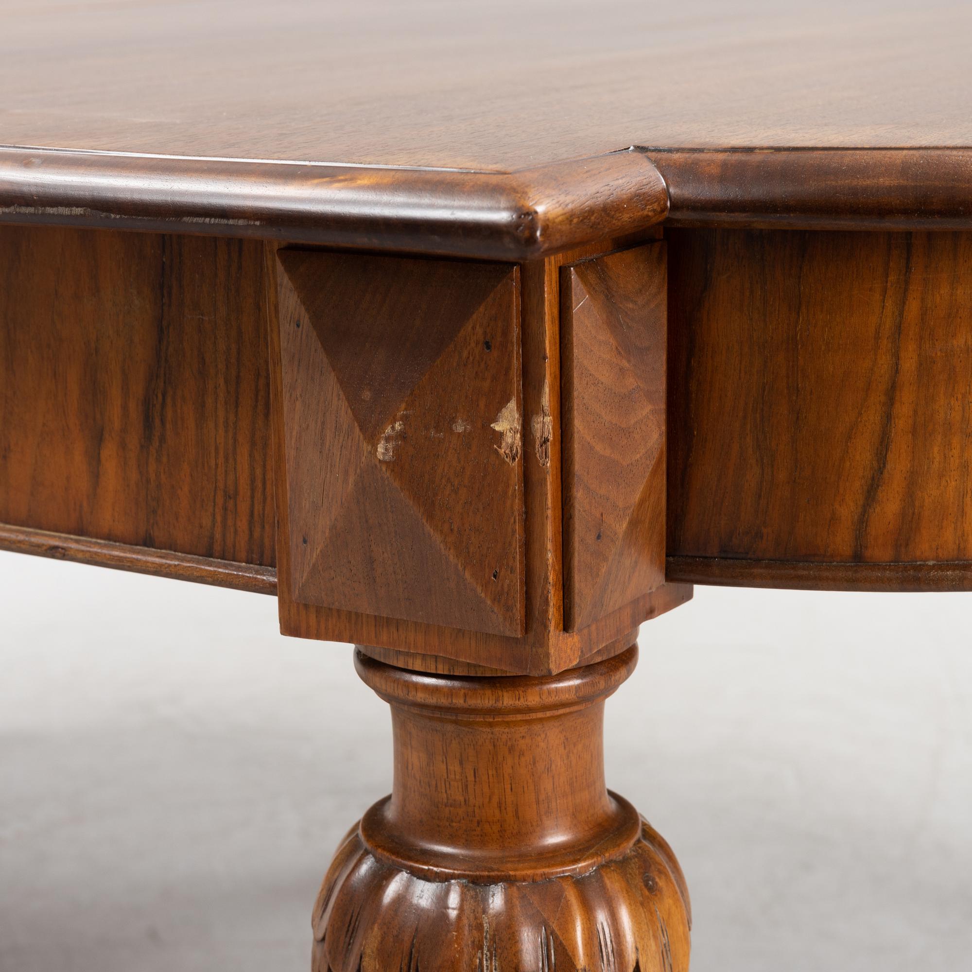 A walnut veneered dining table, probably England, late 19th Century.