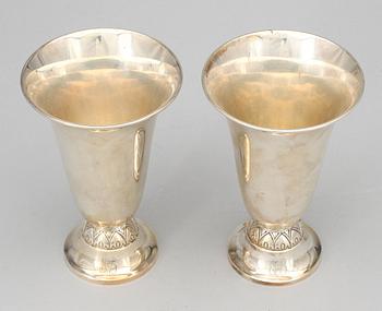 VASER ett par, silver, Finska stämplar, 1939. Total vikt ca 243 g.