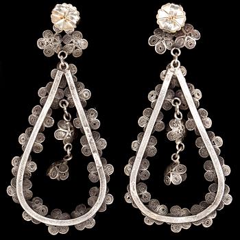 ÖRHÄNGEN, ett par, silver och sötvattenspärlor, Yvone Christa, New York 2011/12.