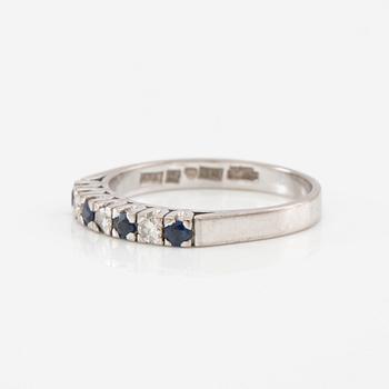 Ring in 18K white gold with round faceted sapphires and diamonds.