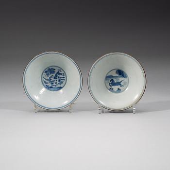 A pair of blue and white bowls, Transition 17th Century.