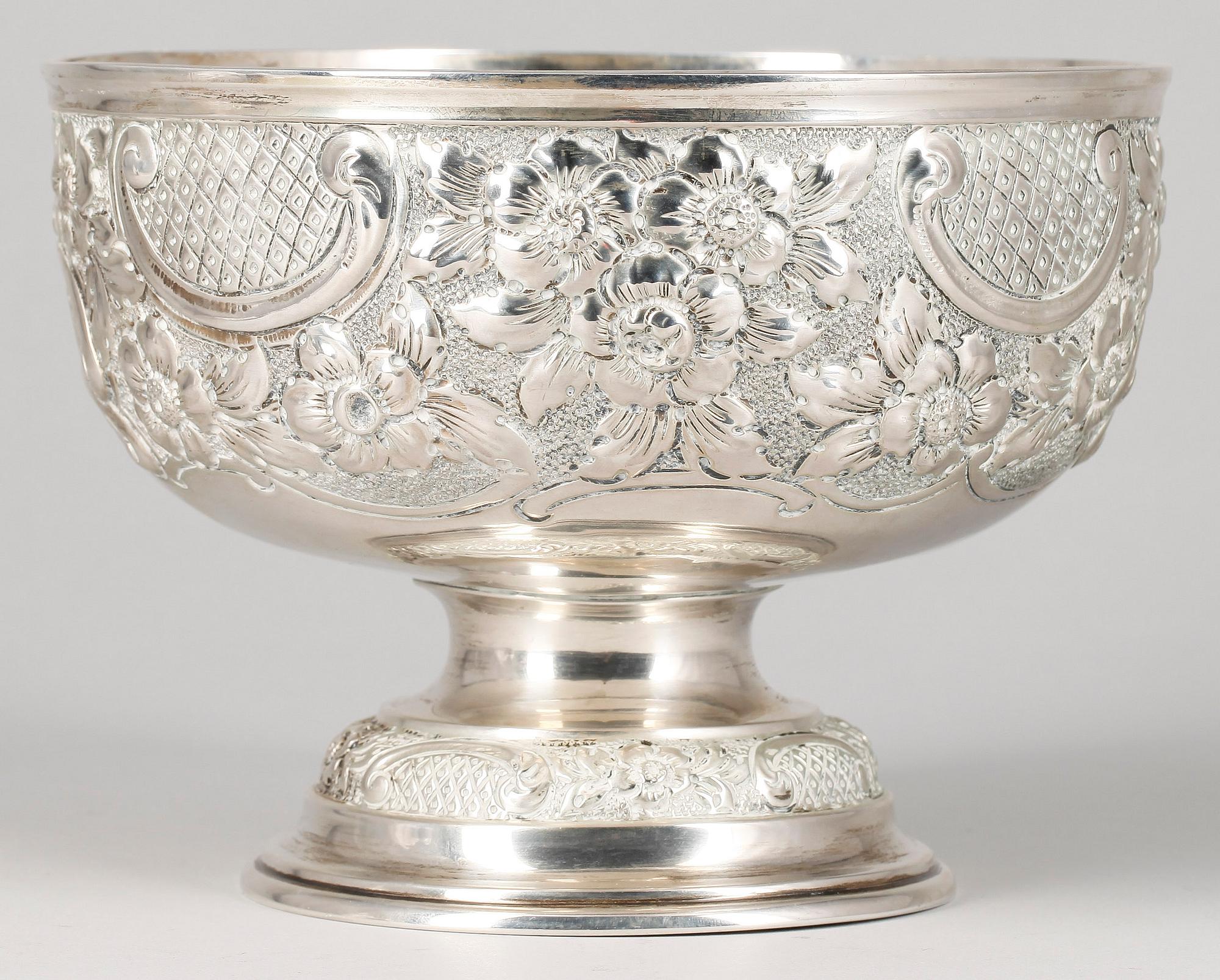 SKÅL, silver, London, England 1903. Vikt ca 360 gram.