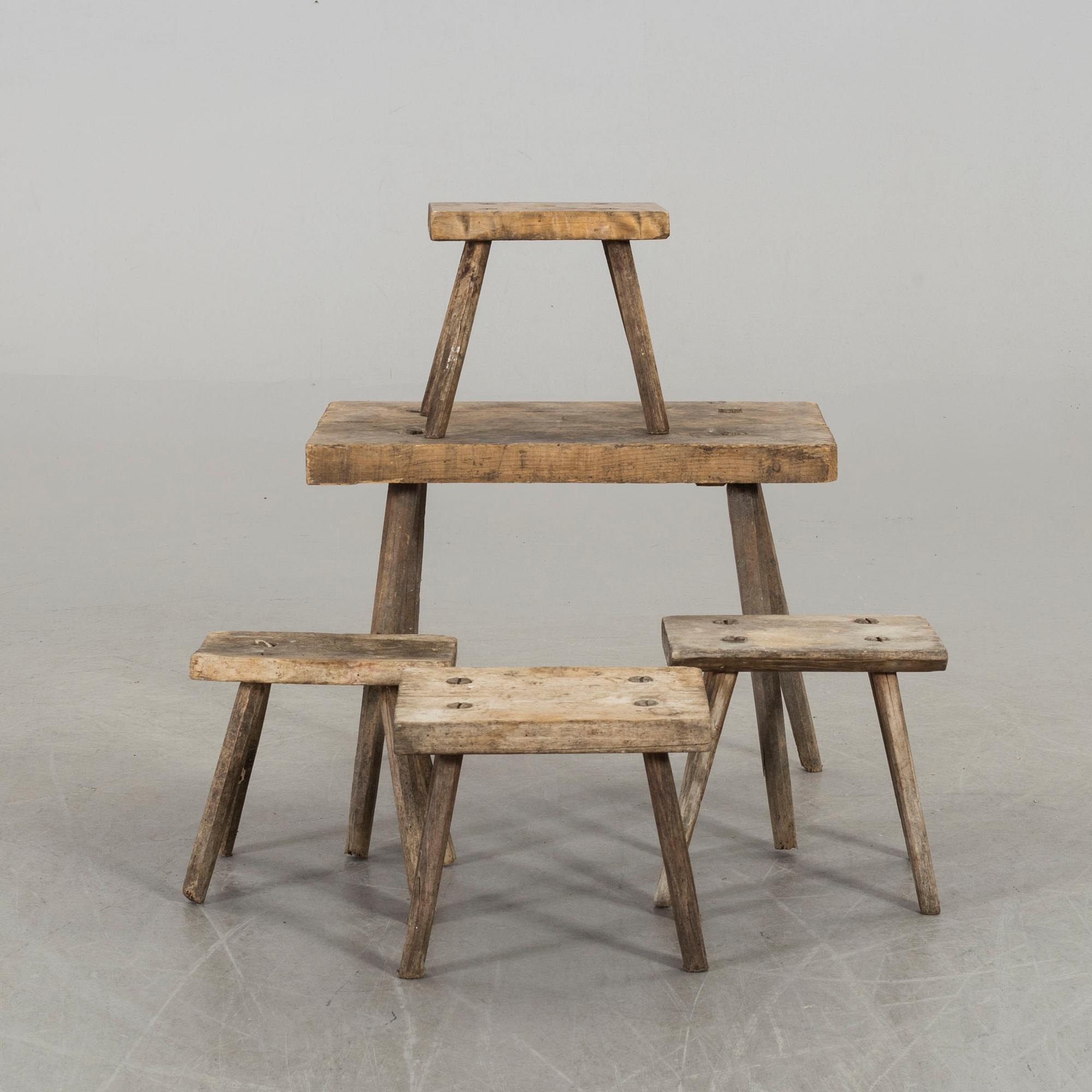 BORD MED PALLAR, 1+4 delar,  1900-talets fösta del.