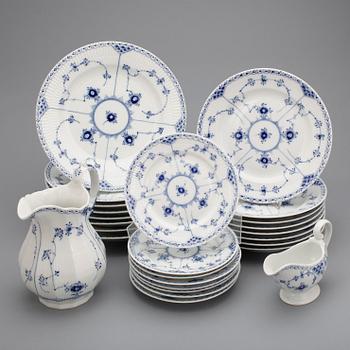 MATSERVIS, 56 delar, "Musselmalet", Royal Copenhagen.