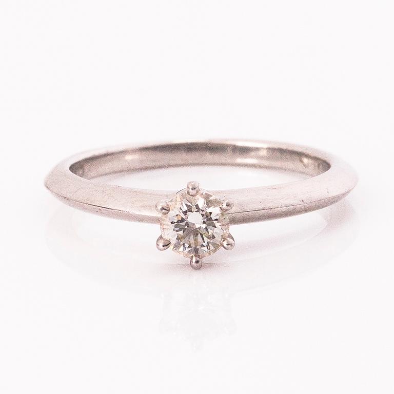 TIFFANY & CO RING, platina, briljant ca 0.3 ct.
