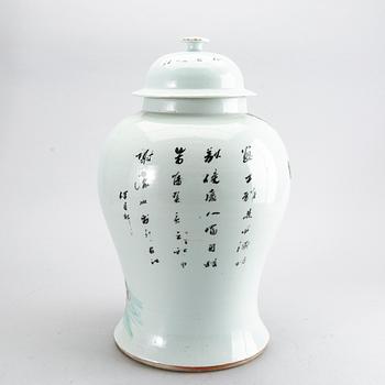 A Chinese porcelain jar with cover, 20th century.