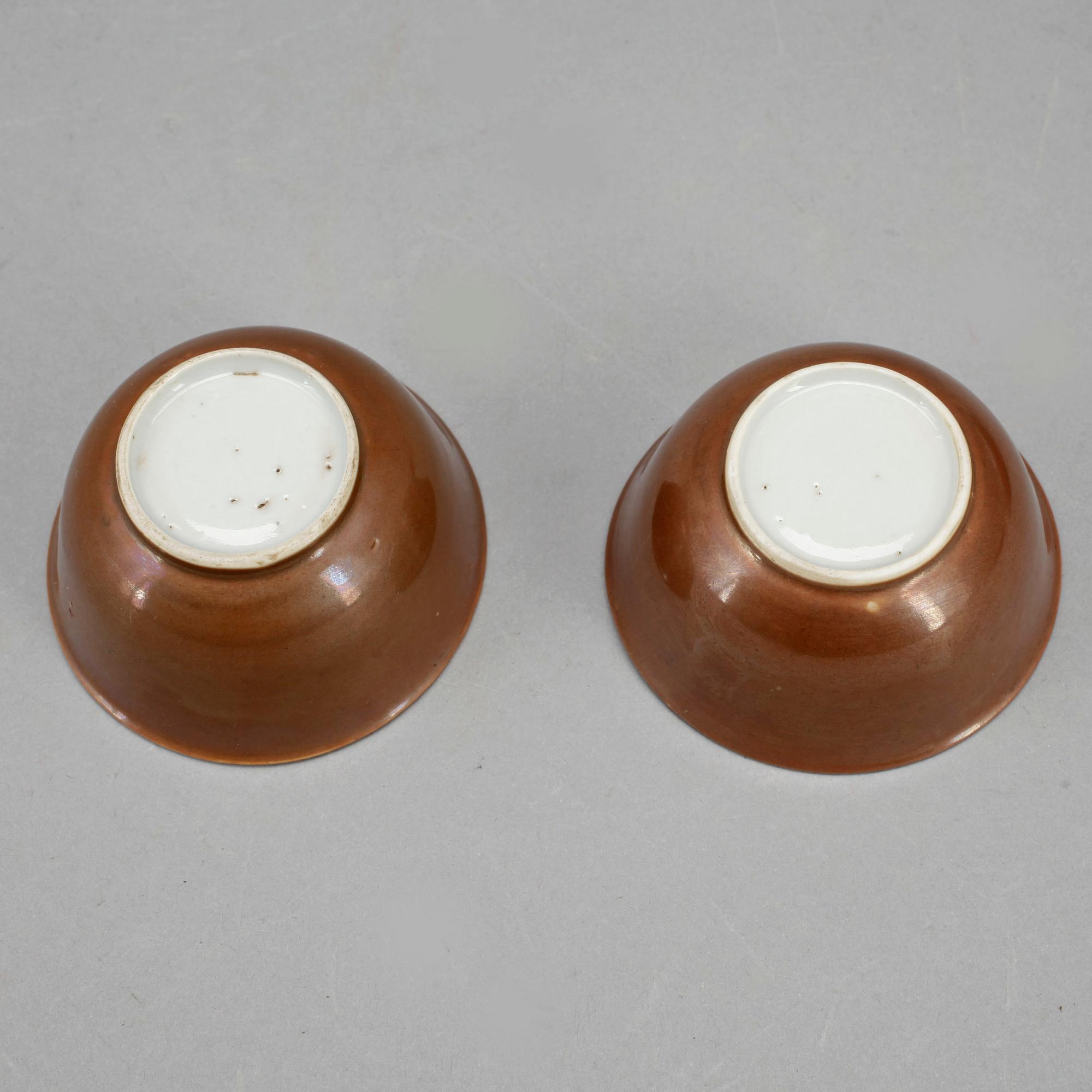KOPPAR MED FAT, ett par, porslin, Qianlong, Kina 1700-tal.