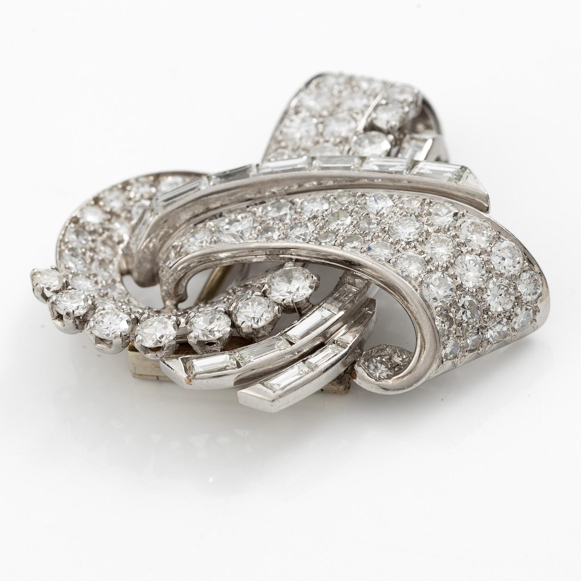 Broschclip platina med baguette-, åttkant- och runda briljantslipade diamanter, Art déco, Frankrike.