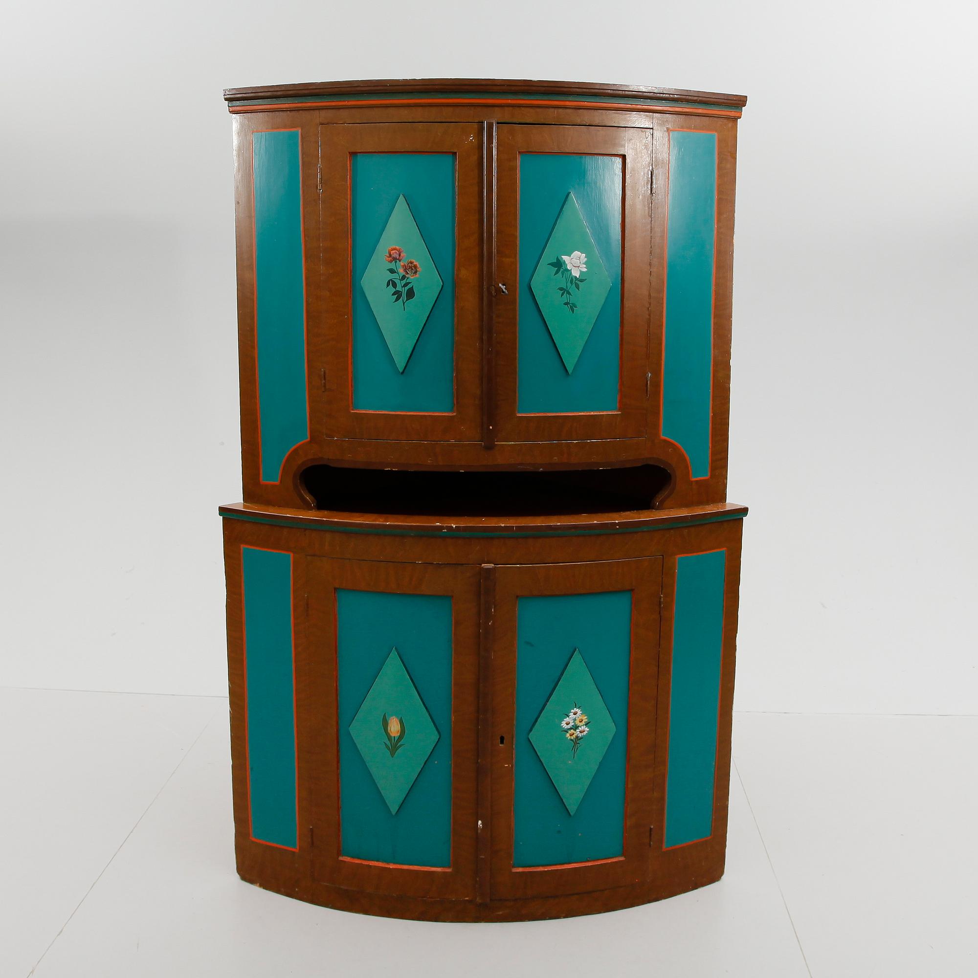 HÖRNSKÅP, allmoge, 1800-tal.