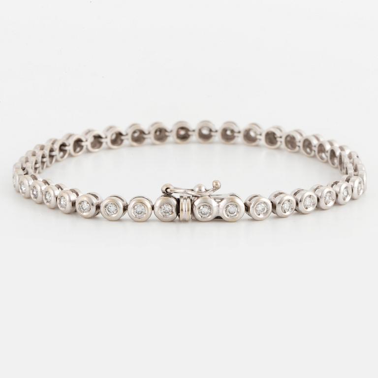A brilliant-cut diamond bracelet.