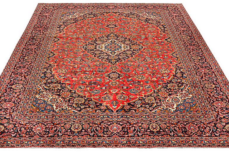 A carpet, Kashan, ca 395 x 295 cm.