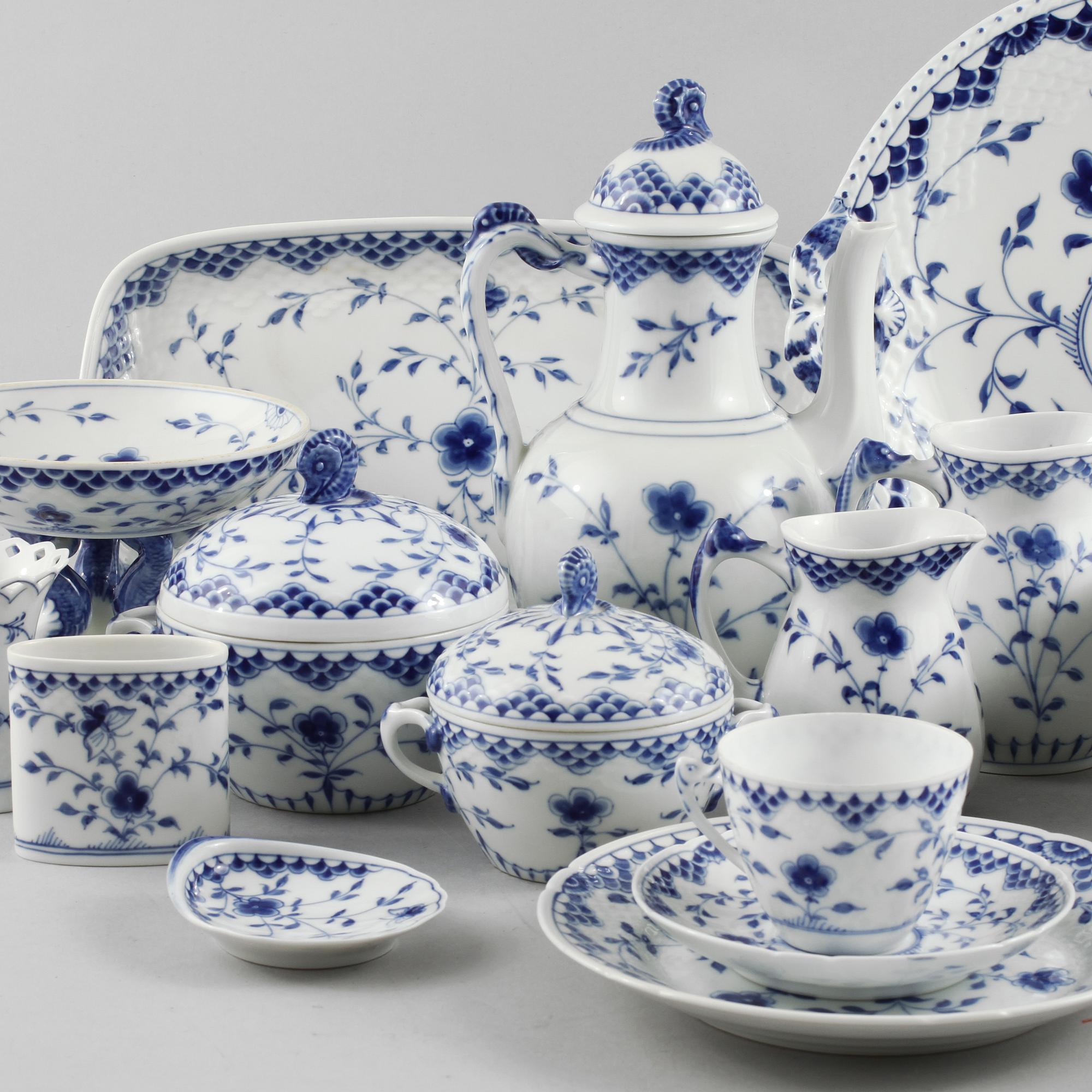 SERVISDELAR, 39 st, porslin, "Sommerfugl", Bing & Gröndahl, omkring 1900-talets mitt.