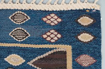 CARPET. "Snäckorna". Tapestry weave (gobelängteknik). 304,5 x 204,5 cm. Signed AB MMF BN.