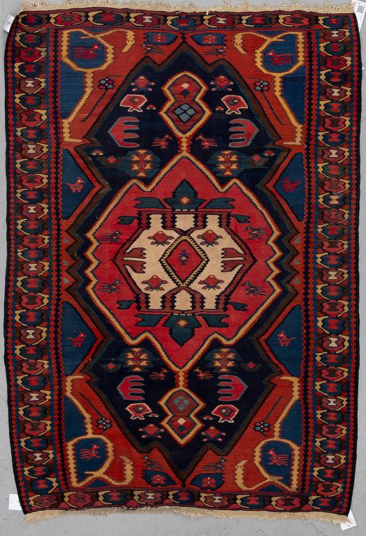 MATTO, a kilim, a Bidjar, ca 160 x 104,5-113 cm.