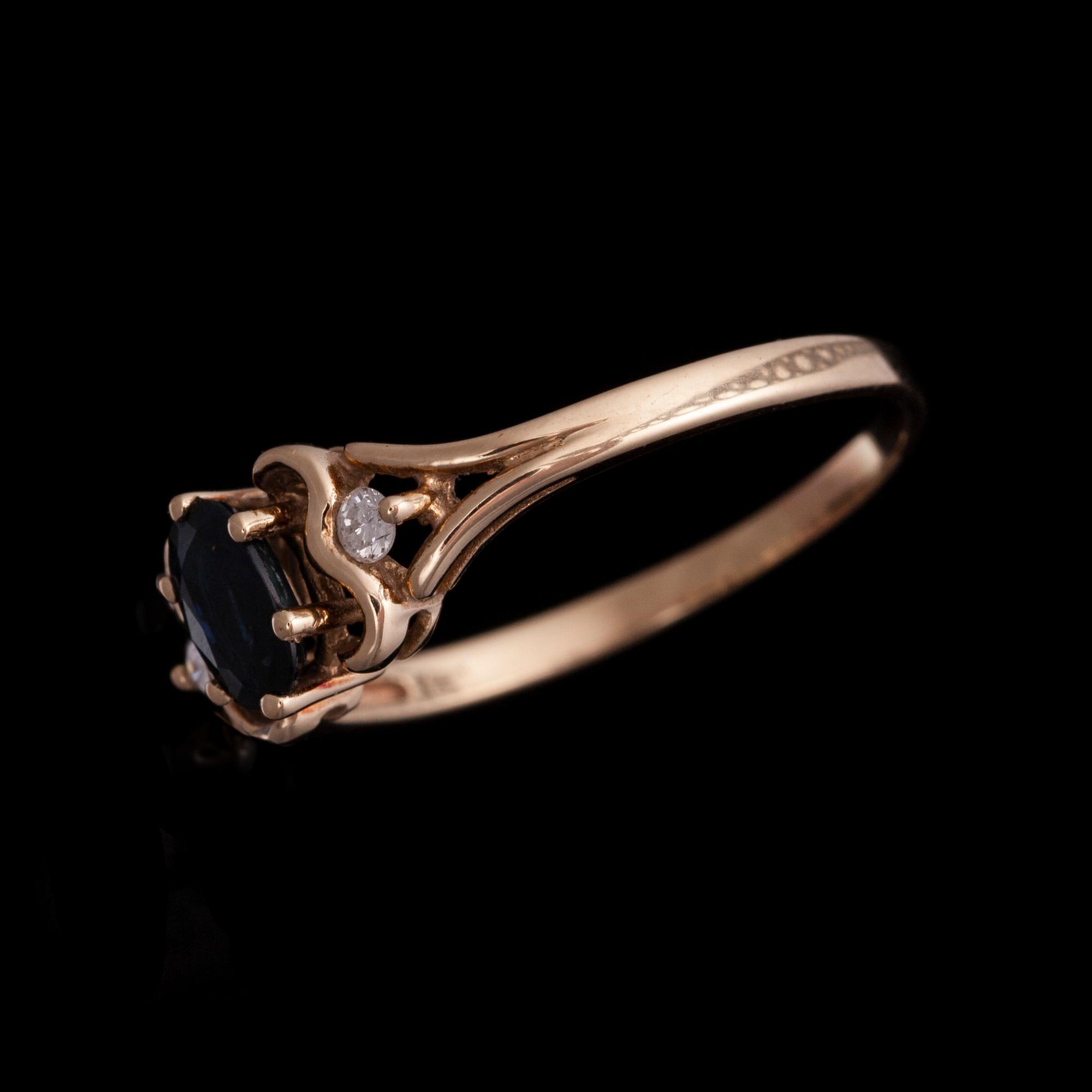 RING, 14K guld, safir, diamanter. Vikt ca 2,0 g.