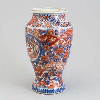 A Japanese imari porcelain vase, Meiji (1868-1912).