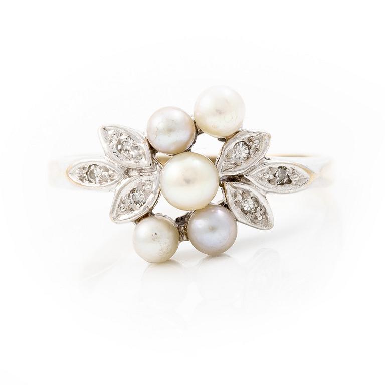 Ring 18K white gold with pearls and octagon-cut diamonds.