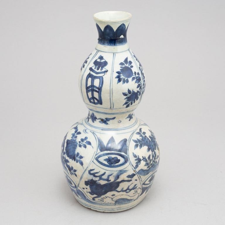 A blue and white kalebass shaped vase, Ming dynasty (1368-1644).