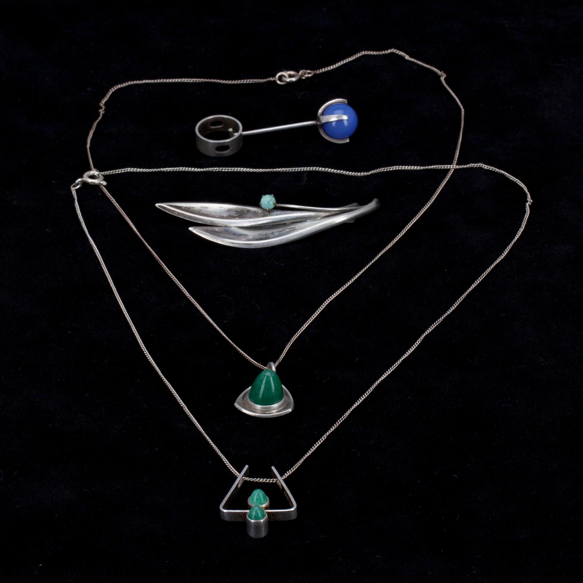 PARTI SMYCKEN, 4 st. Silver, kalsedon, krysopras, turkos. Elis Kauppi, Kupittaan Kulta Åbo 1960 t.