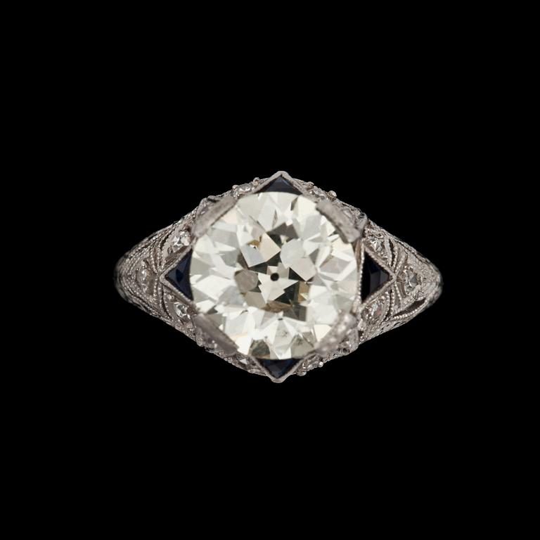 RING med gammalslipad diamant ca 2.95 ct, kvalitet ca N-P/VS. omgärdad av små diamanter samt safirer.