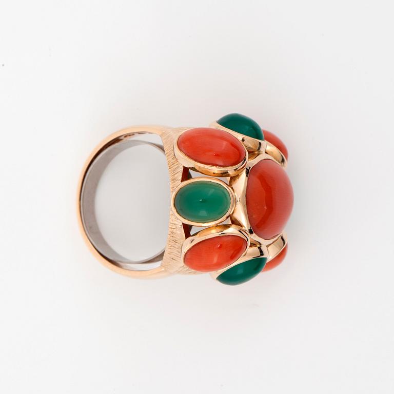 A cabochon-cut coral and green agate ring.