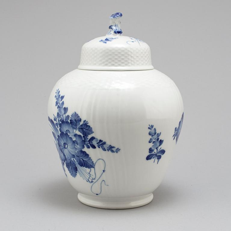 A Royal Copenhagen 'Blå blomst' jar with cover, 20th Century.