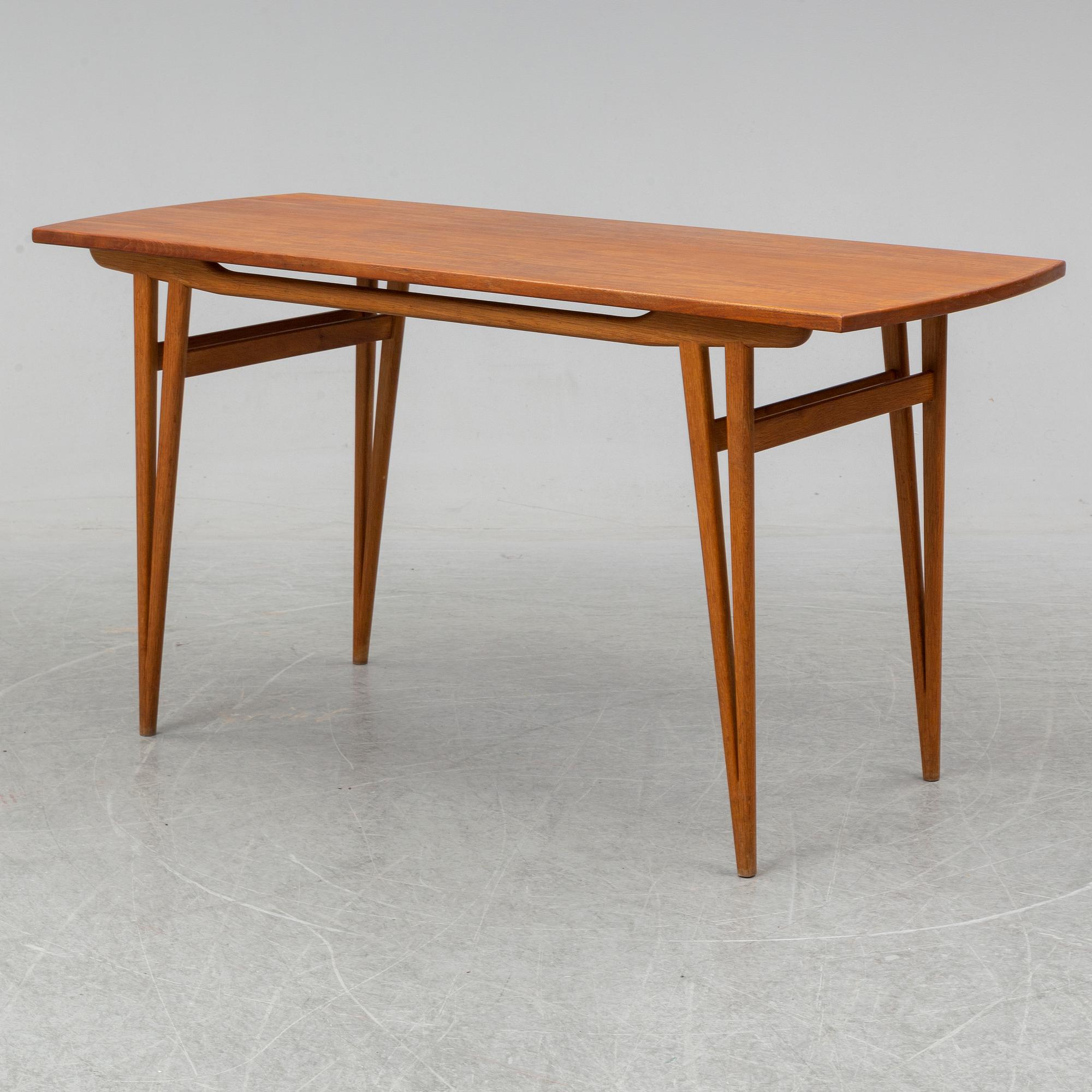 A late 20th Century coffee table.