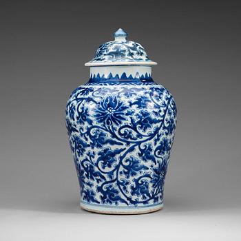 385. A large blue and white jar with cover, Ming dynasty, 17th Century.