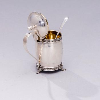 SENAPSKANNA, silver, Petter Adolf Sjöberg (1798-1833), Stockholm 1825. SKED, silver, London 1902. Tot. vikt 102 g.