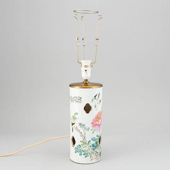 A famille rose hat stand, turned into table lamp, early 20th century.