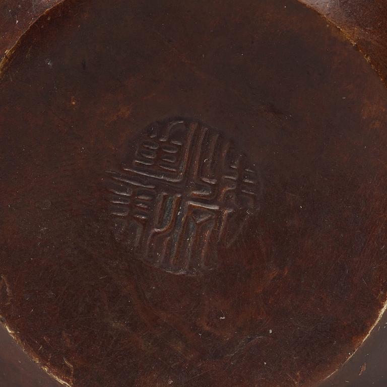 A bronze tea pot, late Qing dynasty.