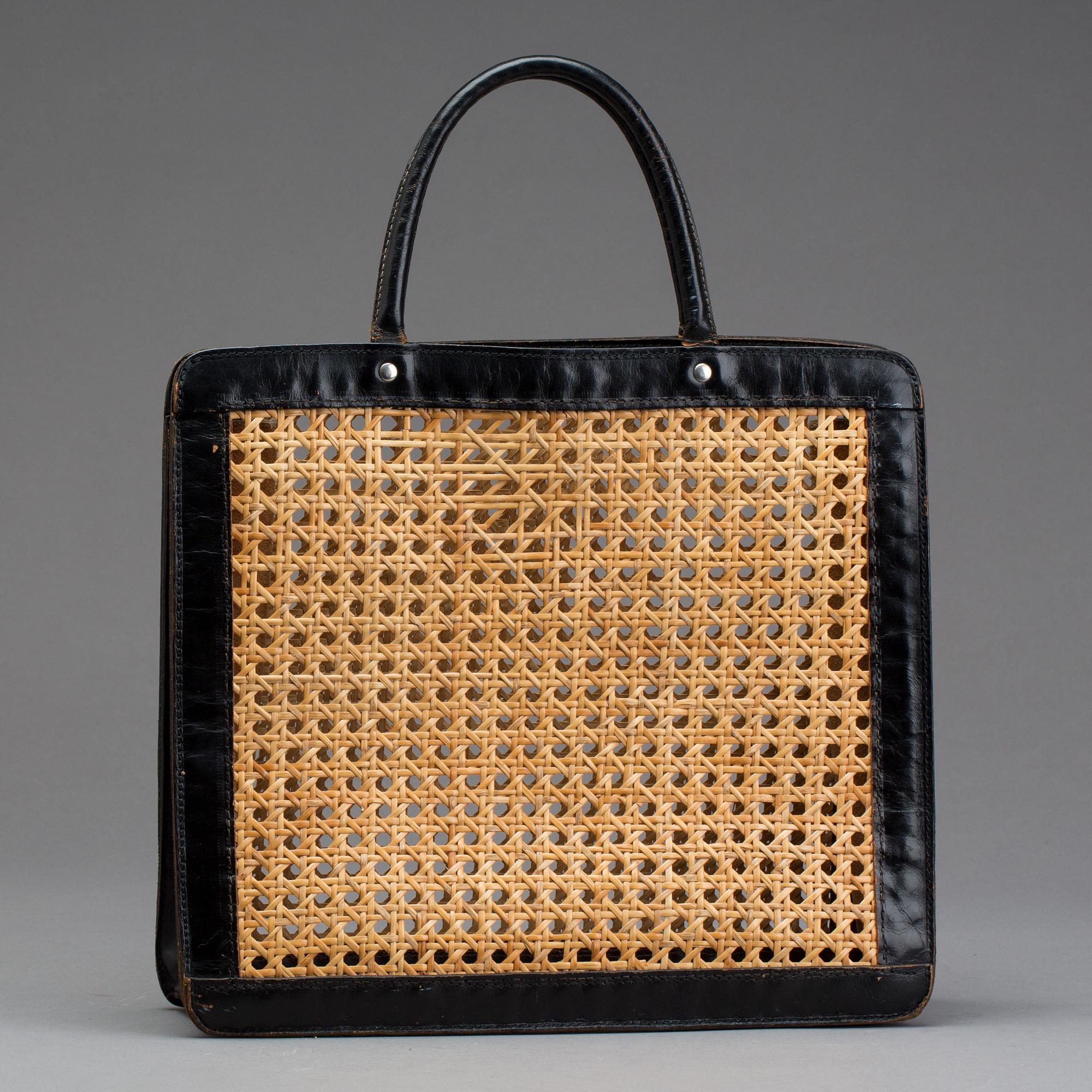 VÄSKA, svart skinn samt rotting. 1960-tal.